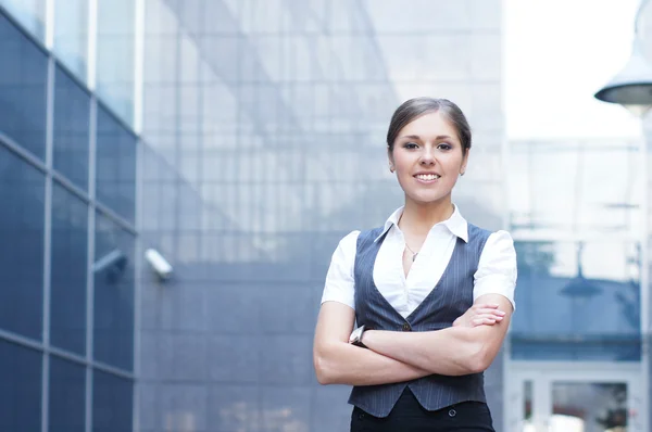 Joven atractiva mujer de negocios sobre fondo moderno — Foto de Stock