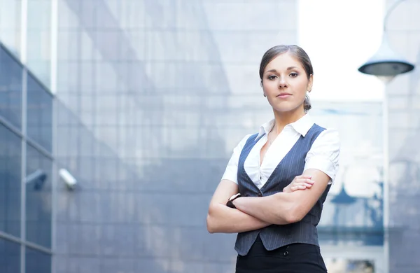 Joven atractiva mujer de negocios sobre fondo moderno —  Fotos de Stock