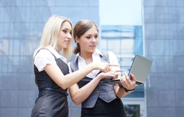 两个有吸引力的商业妇女在现代街头背景 免版税图库图片