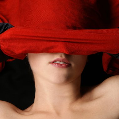 Bayan kırmızı üzerine