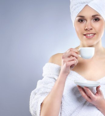 havlu genç çekici kadın kahve içer