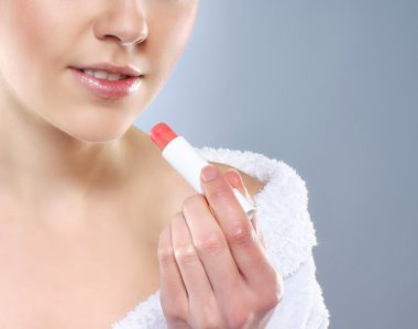 kaplıca tedavisi yapmak havlu çekici genç kadın