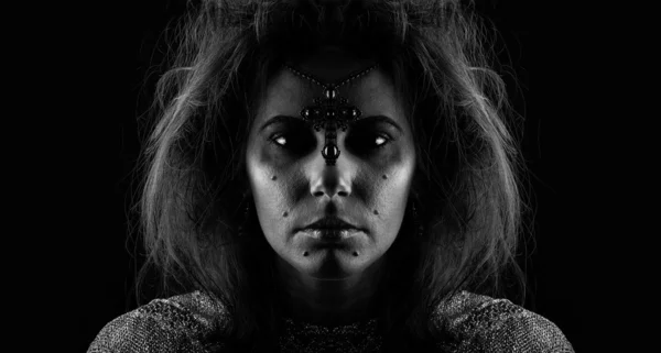 Retrato de bruxa sobre fundo escuro — Fotografia de Stock