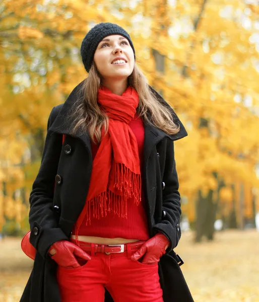 Jeune fille attrayante dans le parc d'automne — Photo