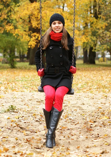 Chica atractiva joven en el parque de otoño — Foto de Stock