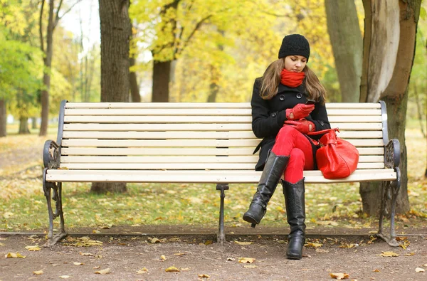 Chica atractiva joven en el parque de otoño — Foto de Stock