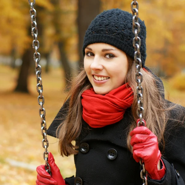 年轻有吸引力的女孩在秋天公园 — 图库照片