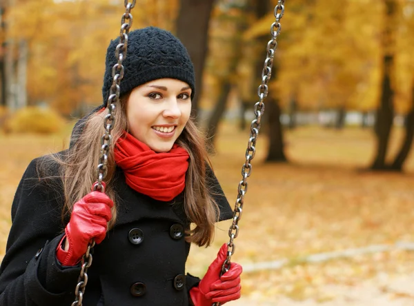 Young attractive girl in autumn park — Stock Photo, Image