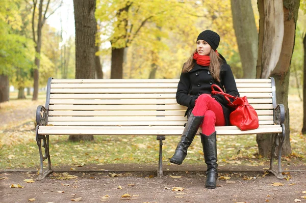 Chica atractiva joven en el parque de otoño — Foto de Stock