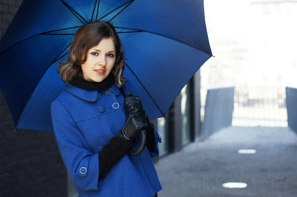 Pousse de mode de jeune femme attrayante avec parapluie — Photo