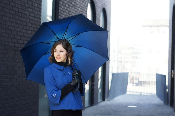 Tiro de moda de jovem mulher atraente com guarda-chuva — Fotografia de Stock