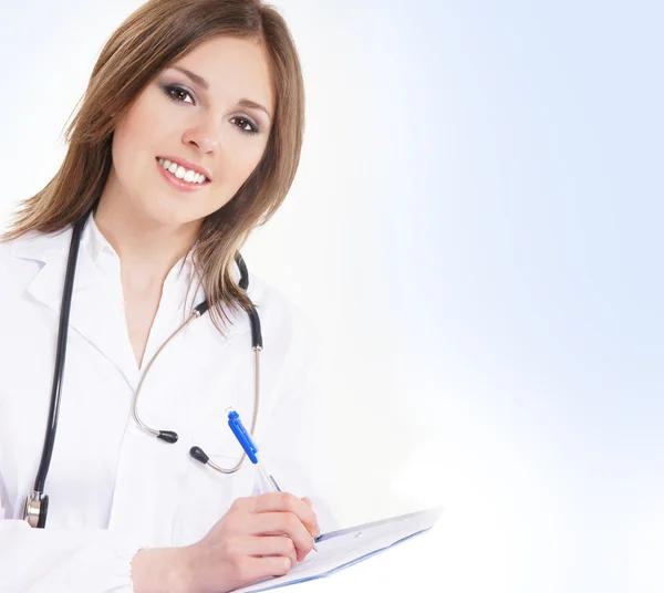 Médico feminino jovem e atraente isolado em branco — Fotografia de Stock