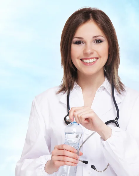 Jovem e atraente médico feminino sobre fundo abstrato — Fotografia de Stock