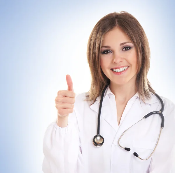 Jovem atraente médico feminino isolado no branco — Fotografia de Stock