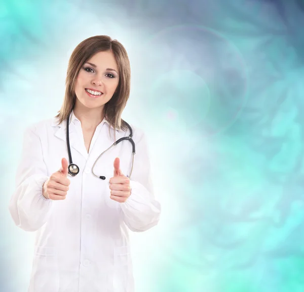 Jonge aantrekkelijke vrouwelijke arts over abstracte blauwe achtergrond — Stockfoto
