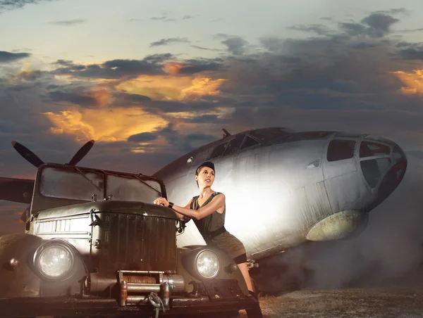 Jovem soldado feminino atraente com o avião e carro — Fotografia de Stock