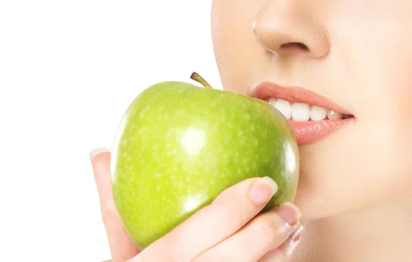 Niña comiendo manzana aislada en blanco —  Fotos de Stock