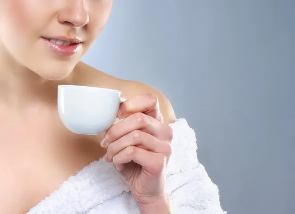 Mladá atraktivní žena v ručníku pije kávu — Stock fotografie