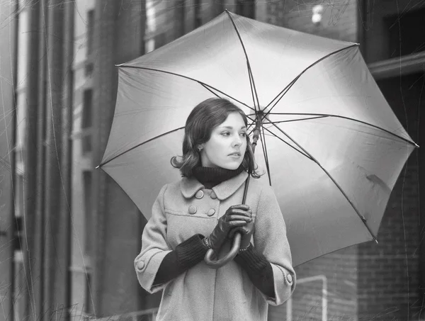 Pousse de mode de jeune femme attrayante avec parapluie — Photo