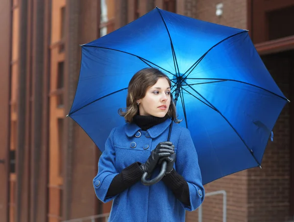 Sparatoria di moda di giovane donna attraente con ombrello — Foto Stock