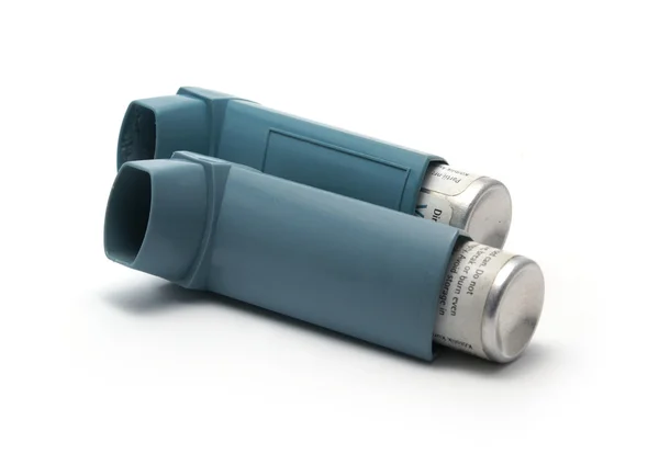 Asthma-Inhalatoren isoliert auf weiß — Stockfoto