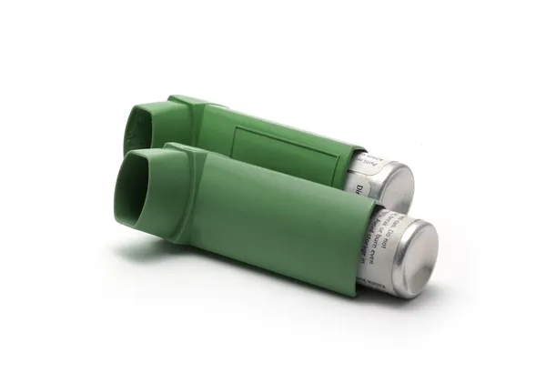 Asthma-Inhalatoren isoliert auf weiß — Stockfoto