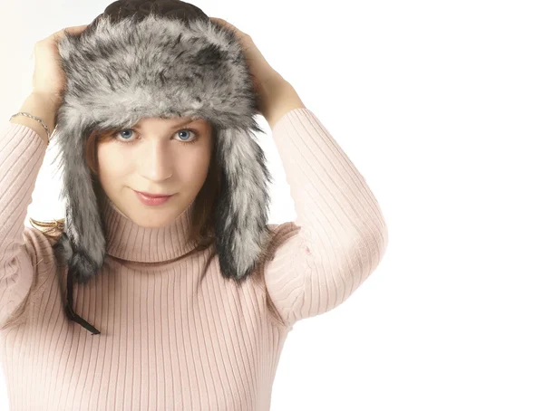 Attraktiv ung kvinna som bär vinter mössa isolerad på vit — Stockfoto