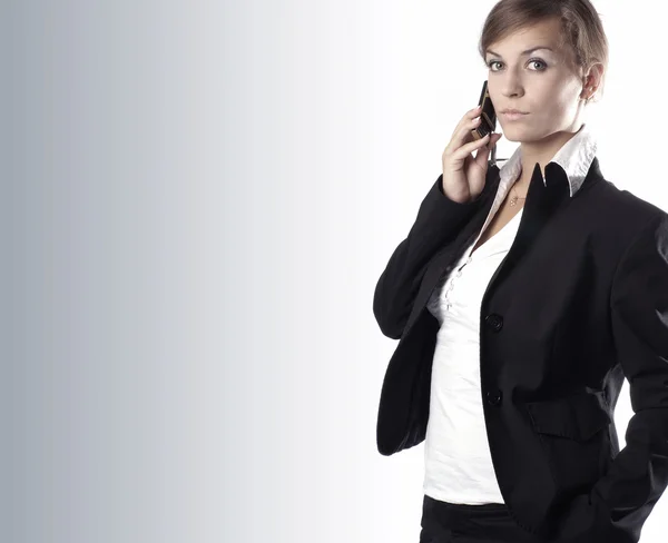 Joven atractiva mujer de negocios en el teléfono celular —  Fotos de Stock