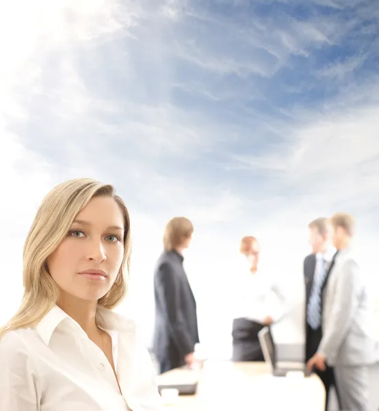 Mulher de negócios liderando uma equipe — Fotografia de Stock