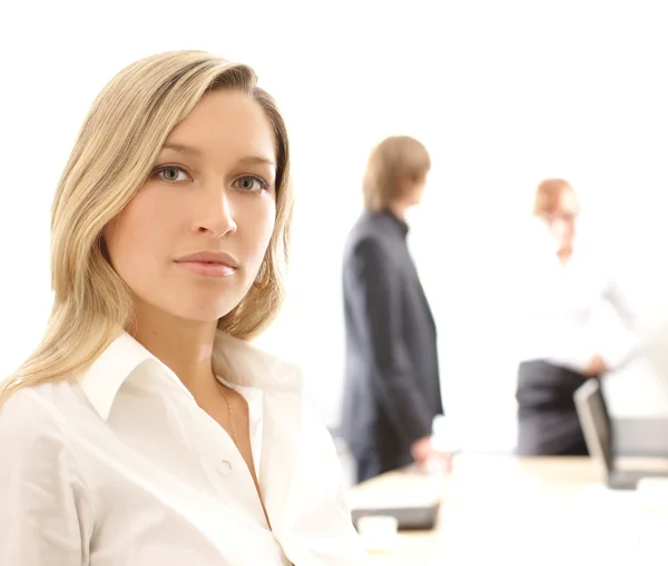 Mulher de negócios liderando uma equipe — Fotografia de Stock