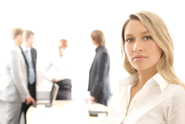 Mulher de negócios liderando uma equipe — Fotografia de Stock