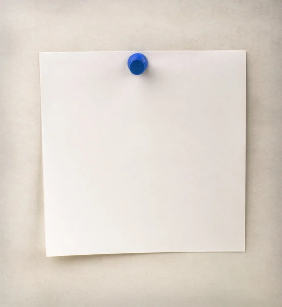 Hoja de papel en una pared de mala calidad — Foto de Stock