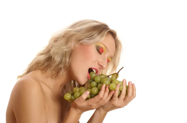 Fiatal gyönyörű nő étkezési szőlő — Stock Fotó