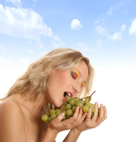 Young beautiful woman eating grapes — Stock Photo, Image