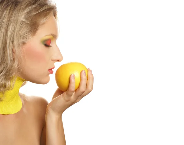 Junge schöne Frau isst Grapefruit — Stockfoto