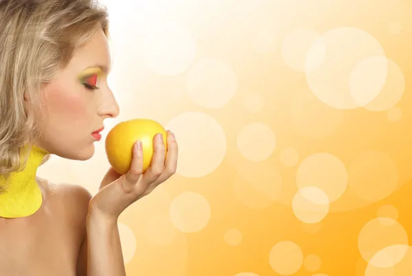 Young beautiful woman eating grapefruit — Stock Photo, Image