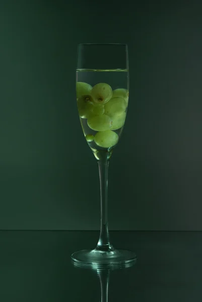 Uva in bicchiere di vino — Foto Stock