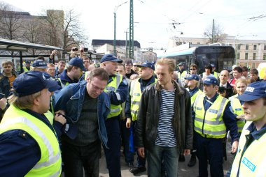 tallinn est bronz asker yakınındaki polis tutuklama