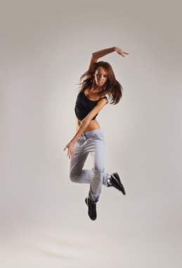 genç ve seksi modern dansçı gri arka plan üzerinde