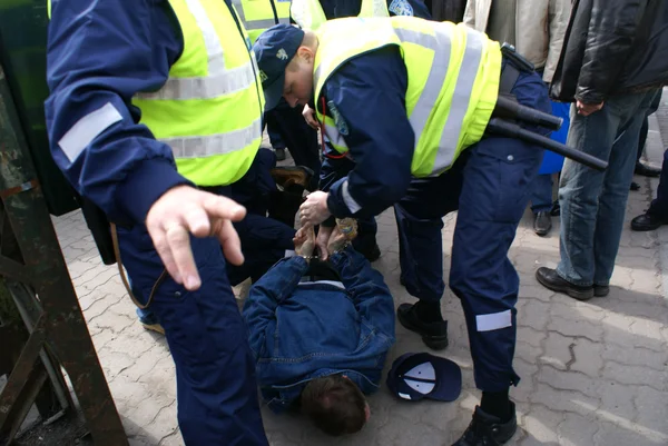 Politie arrestatie in de buurt van bronzen soldaat in tallinn est — Stockfoto