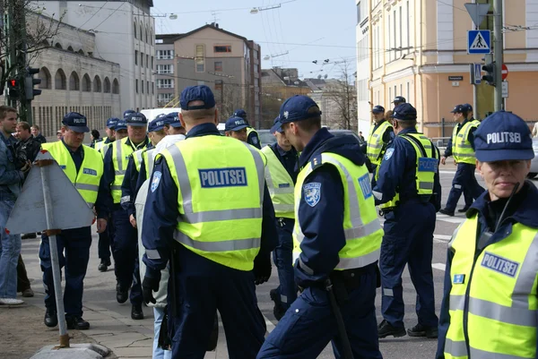 Politie in de buurt van bronzen soldaat in tallinn Estland 26.04.07 — Stockfoto