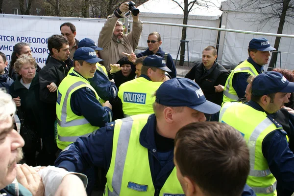 Politie arrestatie in de buurt van bronzen soldaat in tallinn est — Stockfoto