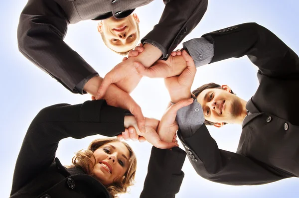 Gruppenhandschlag mit vielen verschiedenen Händen vor blauem Hintergrund — Stockfoto