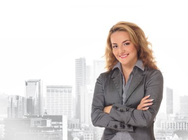 genç ve çekici bir iş kadını şehir arka plan üzerinde