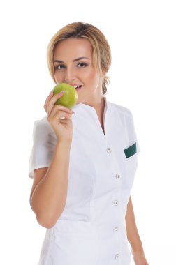 Beyaz arka plan üzerinde izole, genç, çekici kadın doktor