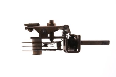 Garip elektronik cihaz üzerinde beyaz izole