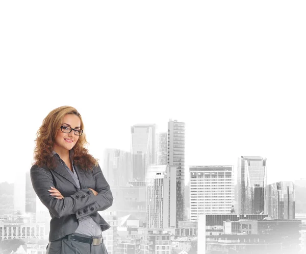 Junge und attraktive Geschäftsfrau mit städtischem Hintergrund — Stockfoto