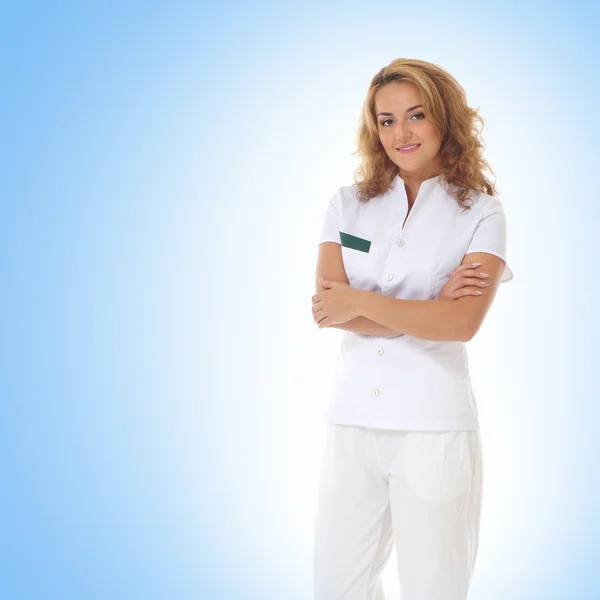 Młody atrakcyjny kobiece kobieta lekarz na białym tle niebieski — Zdjęcie stockowe