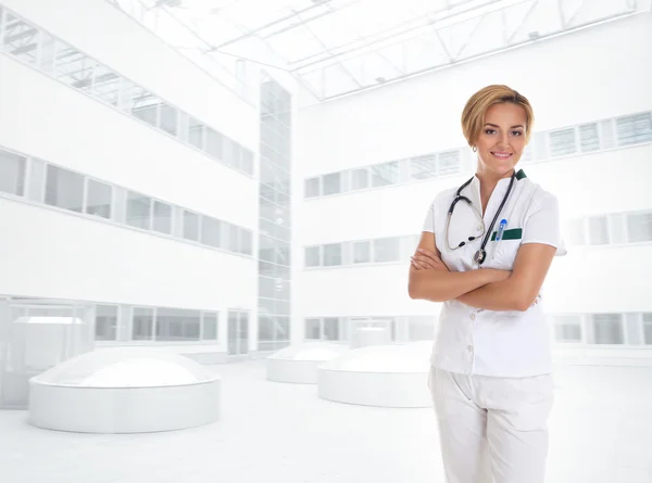 Junge attraktive Ärztin in der Nähe des Krankenhauses — Stockfoto