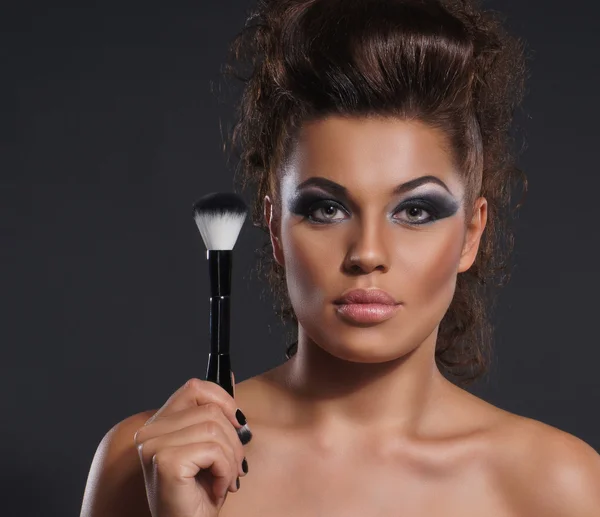 Porträtt av ung attraktiv kvinna i makeup koncept — Stockfoto